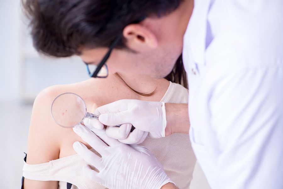 Qué es una cosmiatra y un dermatólogo
