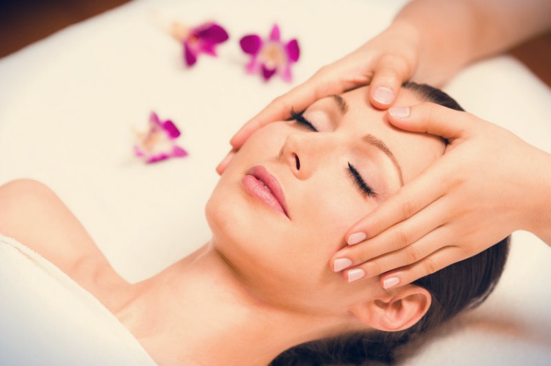 Qué se hace en una limpieza facial profesional
